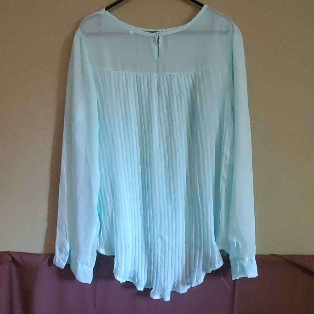 Beautiful blouse! - Picture 4 of 8